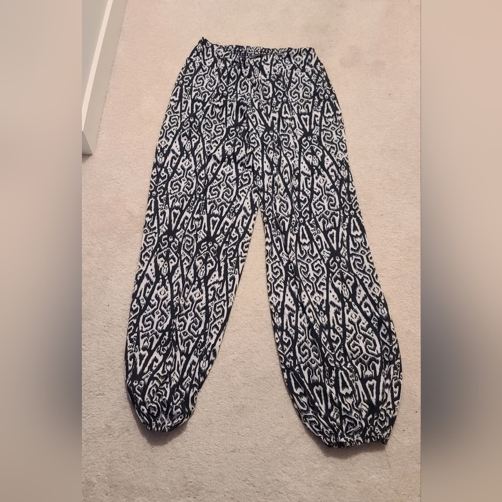 Suzy Shier Black and White Wide Leg Balloon Pants